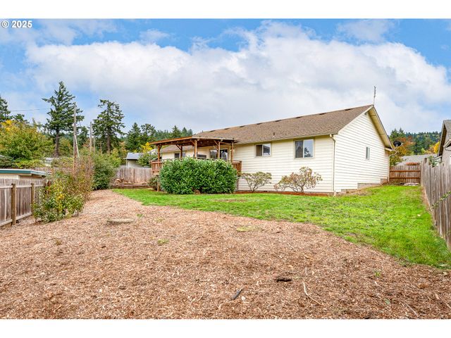 1205 S 13TH St, Cottage Grove, OR 97424