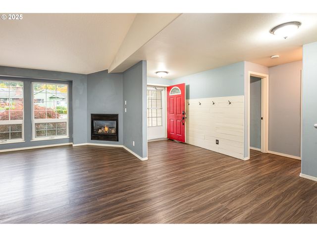 1205 S 13TH St, Cottage Grove, OR 97424