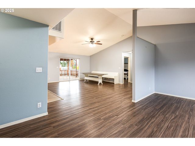 1205 S 13TH St, Cottage Grove, OR 97424