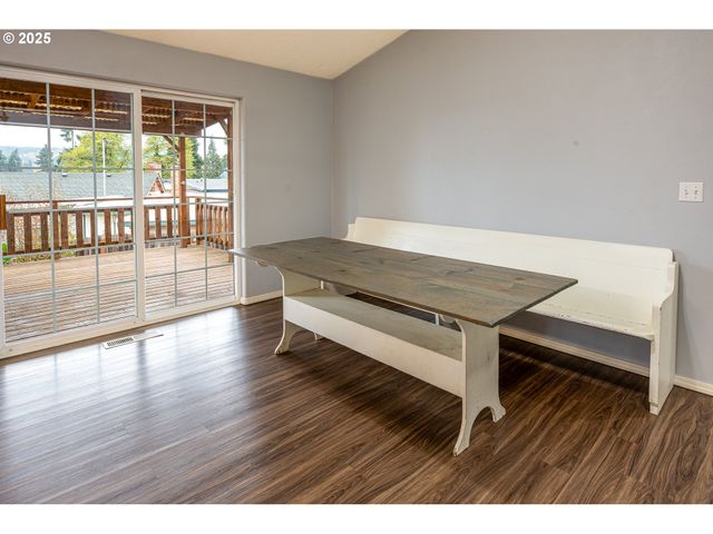 1205 S 13TH St, Cottage Grove, OR 97424