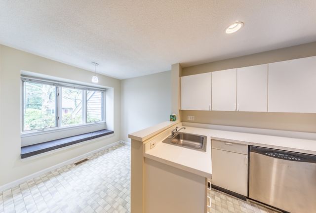 49 Bishops Forest Dr 49, Waltham, MA 02452
