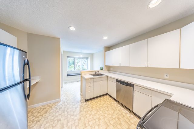 49 Bishops Forest Dr 49, Waltham, MA 02452