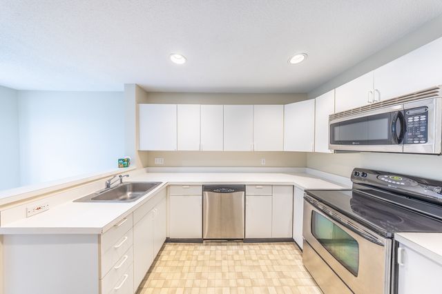 49 Bishops Forest Dr 49, Waltham, MA 02452