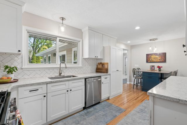 2505 W Armour Terrace, Saint Anthony, MN 55418