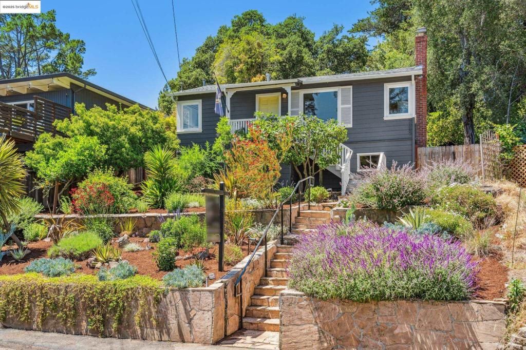 7069 Saroni Dr, Oakland, CA 94611