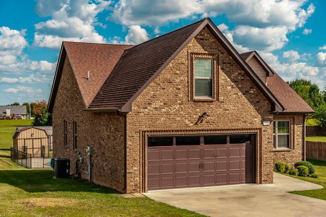 135 Irish Oaks Dr, Portland, TN 37148