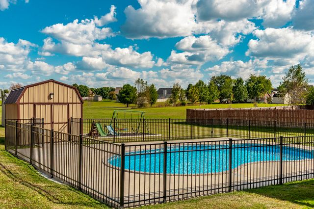 135 Irish Oaks Dr, Portland, TN 37148