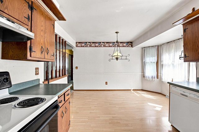 928 S 111th PLACE, West Allis, WI 53214
