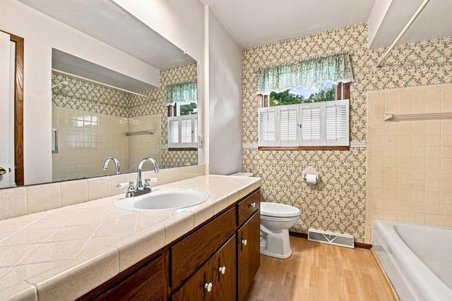 928 S 111th PLACE, West Allis, WI 53214