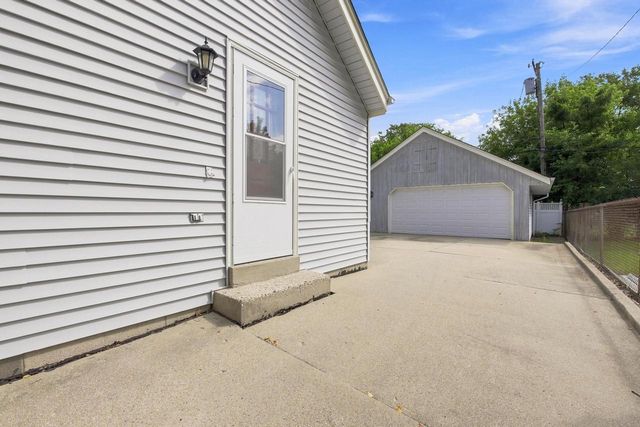 928 S 111th PLACE, West Allis, WI 53214