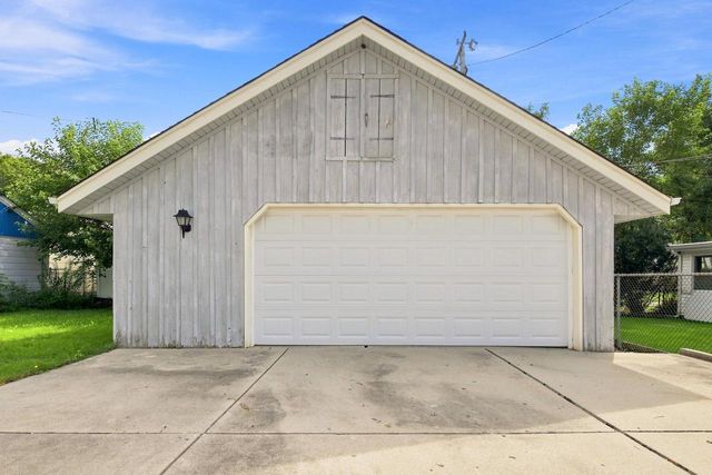 928 S 111th PLACE, West Allis, WI 53214