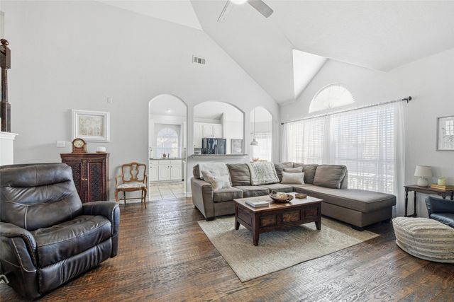 1217 Black Hawk Drive, Fort Worth, TX 76052