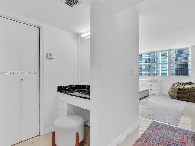 825 Brickell Bay Dr 2048, Miami, FL 33131