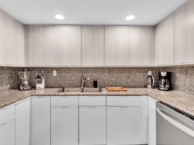 825 Brickell Bay Dr 2048, Miami, FL 33131