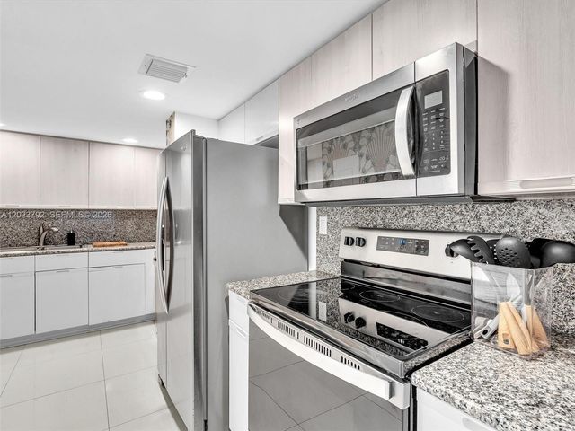 825 Brickell Bay Dr 2048, Miami, FL 33131