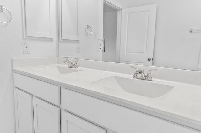 359 Twin Lakes Boulevard, West Columbia, TX 77486