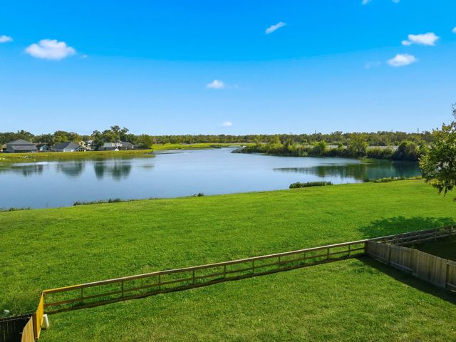 359 Twin Lakes Boulevard, West Columbia, TX 77486