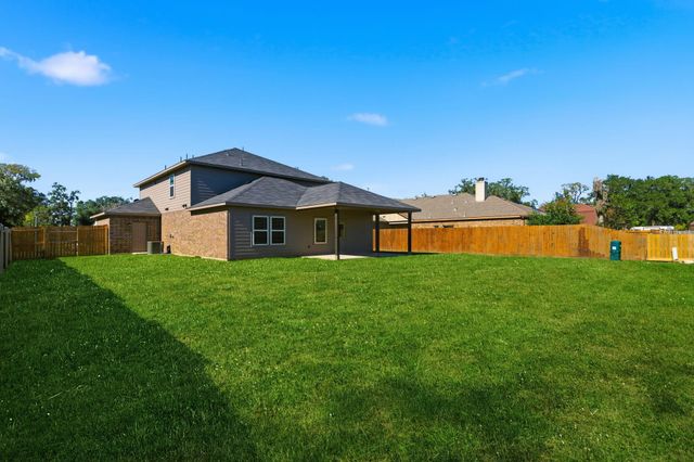 359 Twin Lakes Boulevard, West Columbia, TX 77486