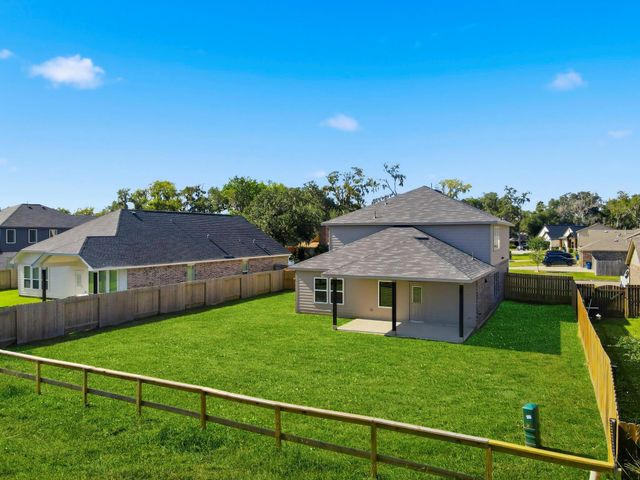 359 Twin Lakes Boulevard, West Columbia, TX 77486