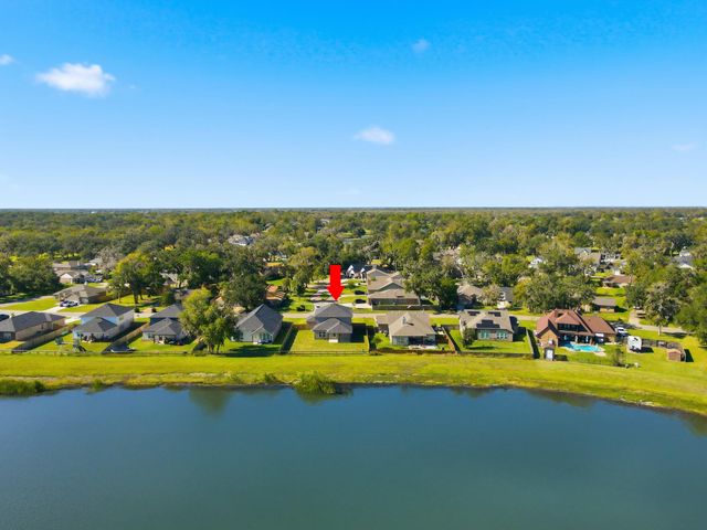 359 Twin Lakes Boulevard, West Columbia, TX 77486