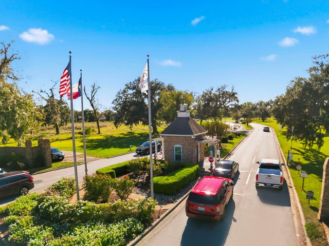 359 Twin Lakes Boulevard, West Columbia, TX 77486