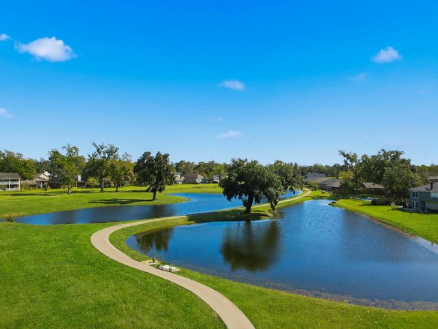 359 Twin Lakes Boulevard, West Columbia, TX 77486