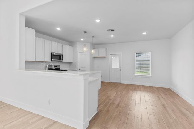 359 Twin Lakes Boulevard, West Columbia, TX 77486