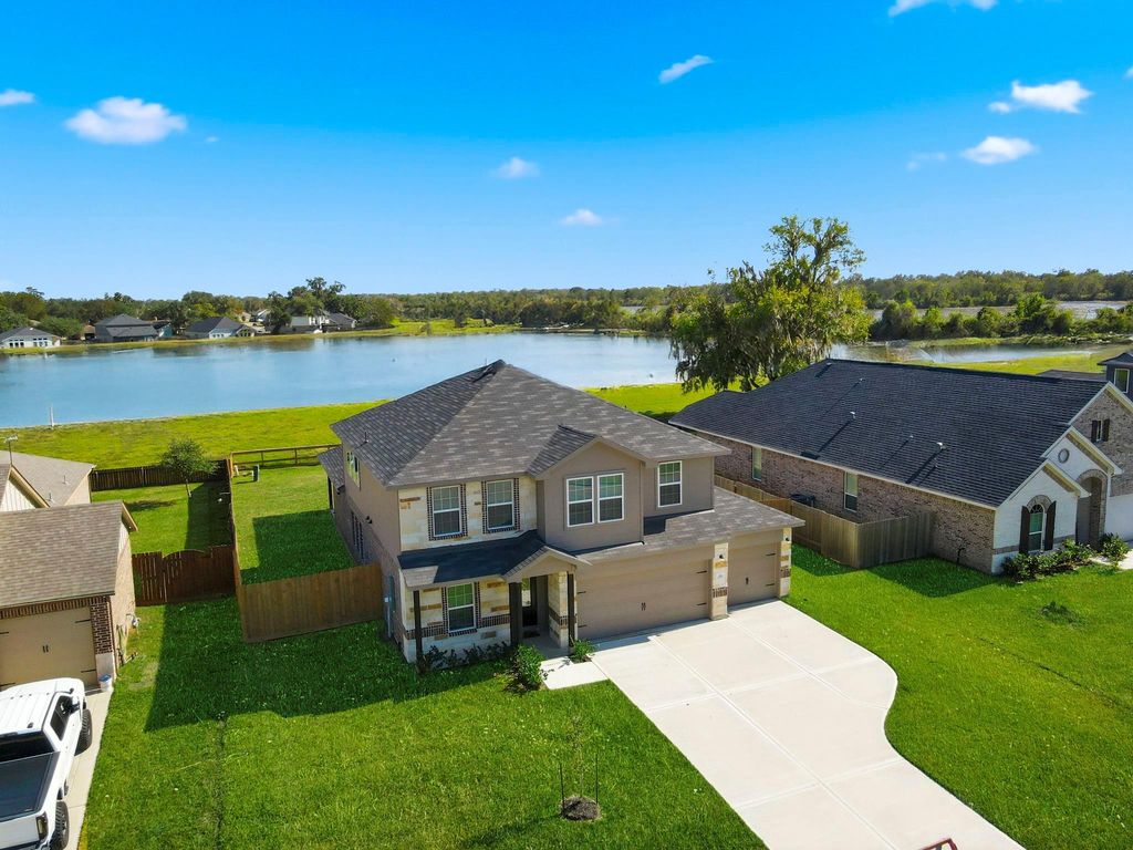 359 Twin Lakes Boulevard, West Columbia, TX 77486