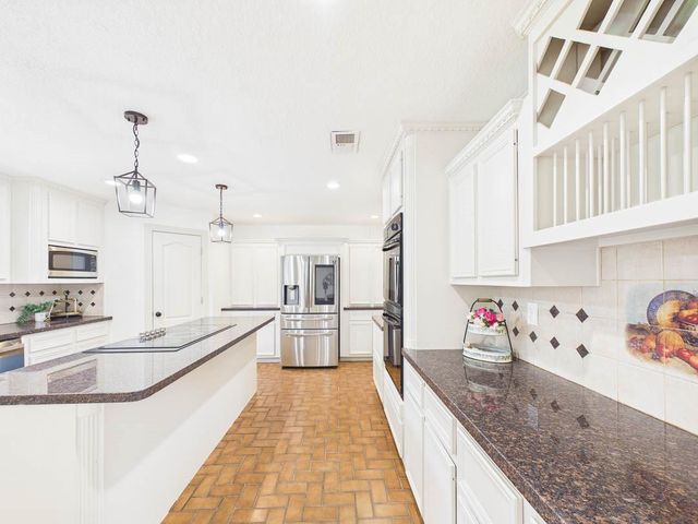 111 Cherrywood Dr, Lake Jackson, TX 77566