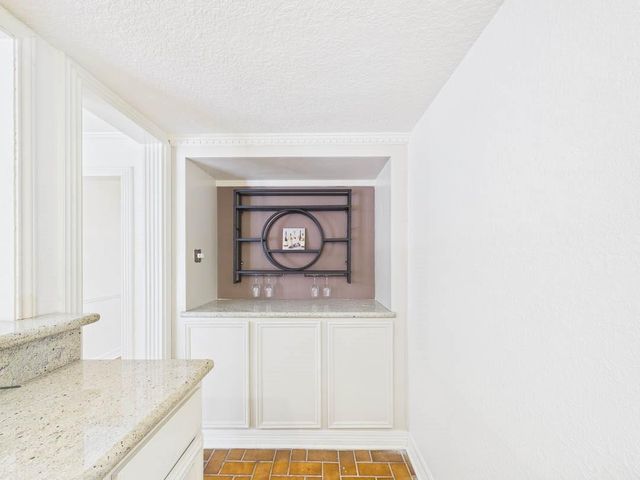 111 Cherrywood Dr, Lake Jackson, TX 77566