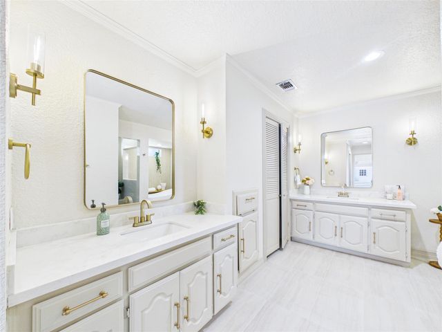 111 Cherrywood Dr, Lake Jackson, TX 77566