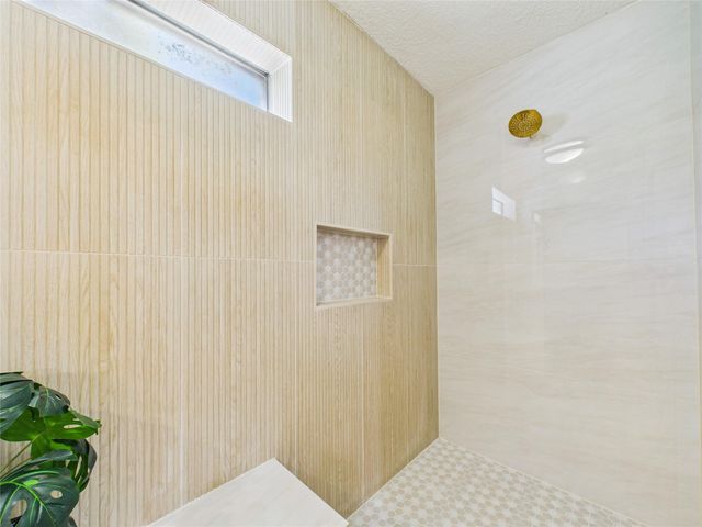111 Cherrywood Dr, Lake Jackson, TX 77566