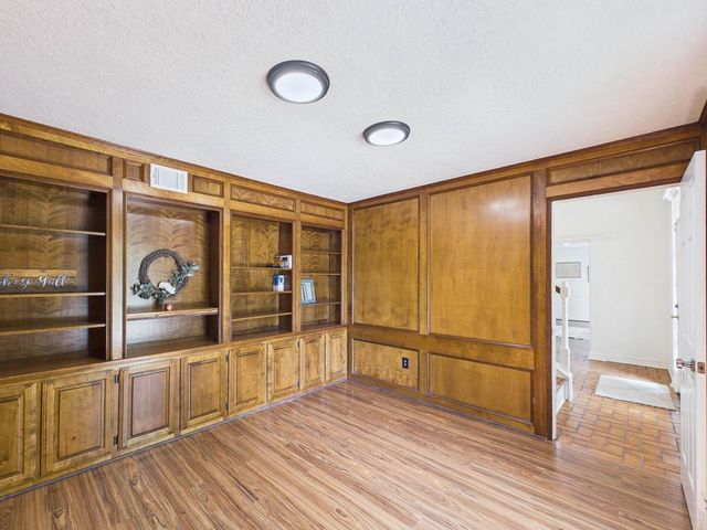 111 Cherrywood Dr, Lake Jackson, TX 77566