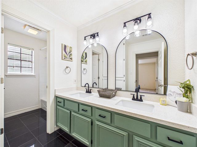 111 Cherrywood Dr, Lake Jackson, TX 77566
