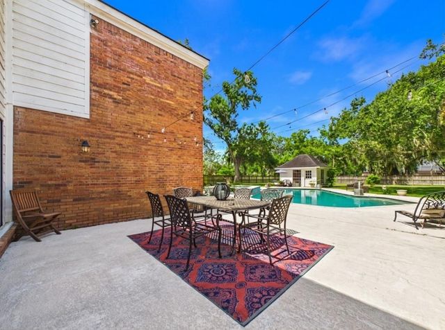 111 Cherrywood Dr, Lake Jackson, TX 77566