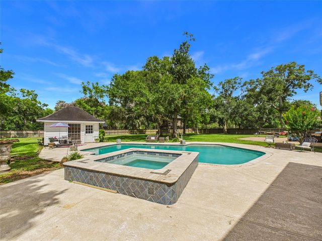 111 Cherrywood Dr, Lake Jackson, TX 77566