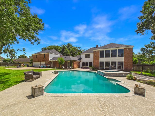 111 Cherrywood Dr, Lake Jackson, TX 77566