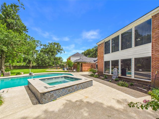 111 Cherrywood Dr, Lake Jackson, TX 77566