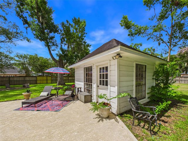 111 Cherrywood Dr, Lake Jackson, TX 77566