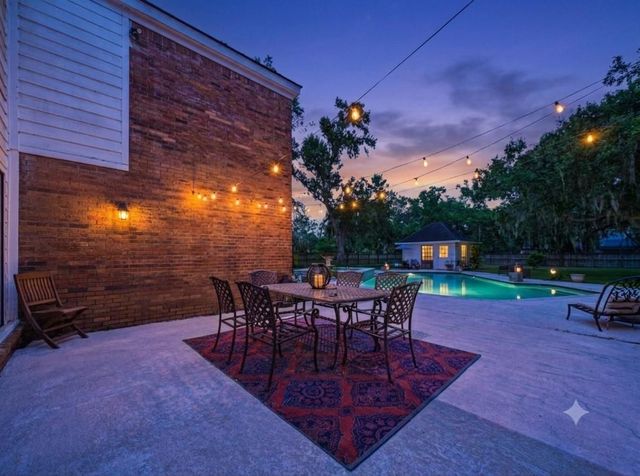 111 Cherrywood Dr, Lake Jackson, TX 77566