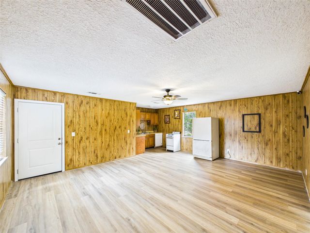 111 Cherrywood Dr, Lake Jackson, TX 77566
