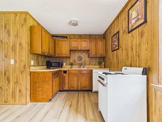 111 Cherrywood Dr, Lake Jackson, TX 77566