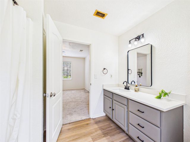 111 Cherrywood Dr, Lake Jackson, TX 77566