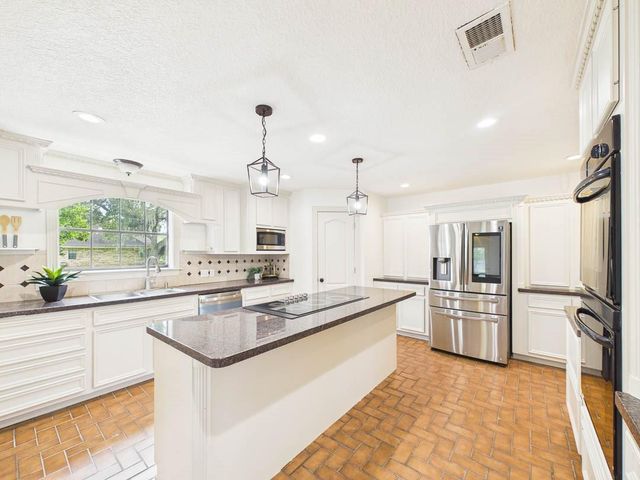 111 Cherrywood Dr, Lake Jackson, TX 77566