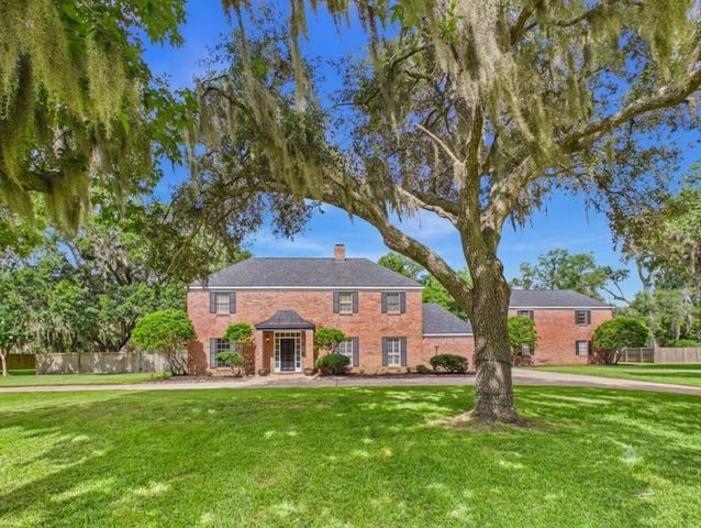 111 Cherrywood Dr, Lake Jackson, TX 77566