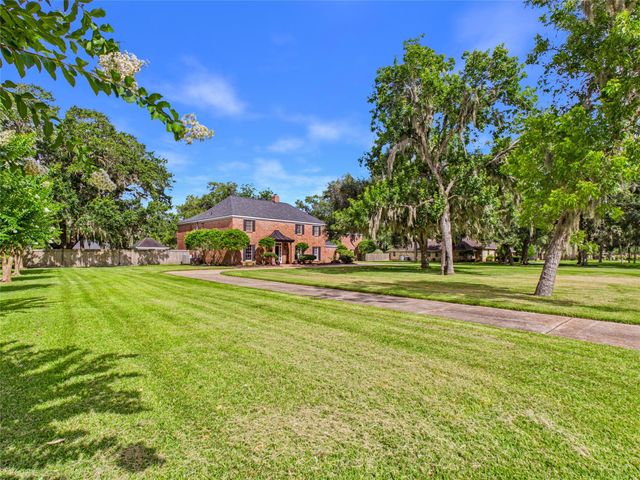 111 Cherrywood Dr, Lake Jackson, TX 77566