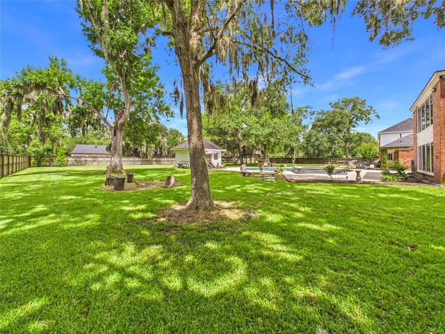 111 Cherrywood Dr, Lake Jackson, TX 77566