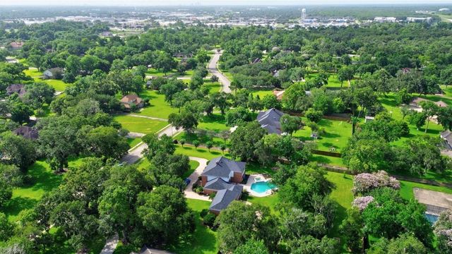111 Cherrywood Dr, Lake Jackson, TX 77566