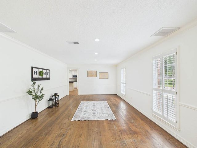 111 Cherrywood Dr, Lake Jackson, TX 77566