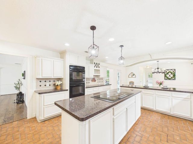111 Cherrywood Dr, Lake Jackson, TX 77566